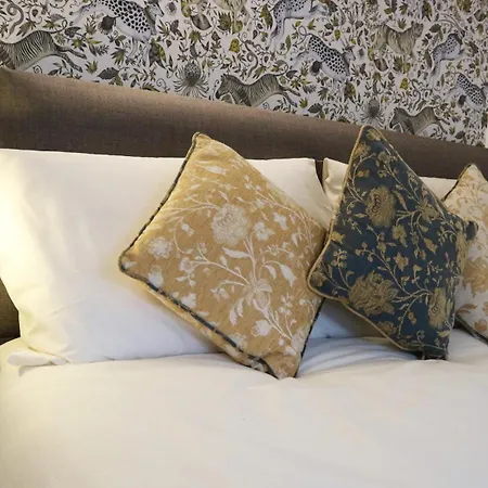 Peterborough House 3* 세인트오빈